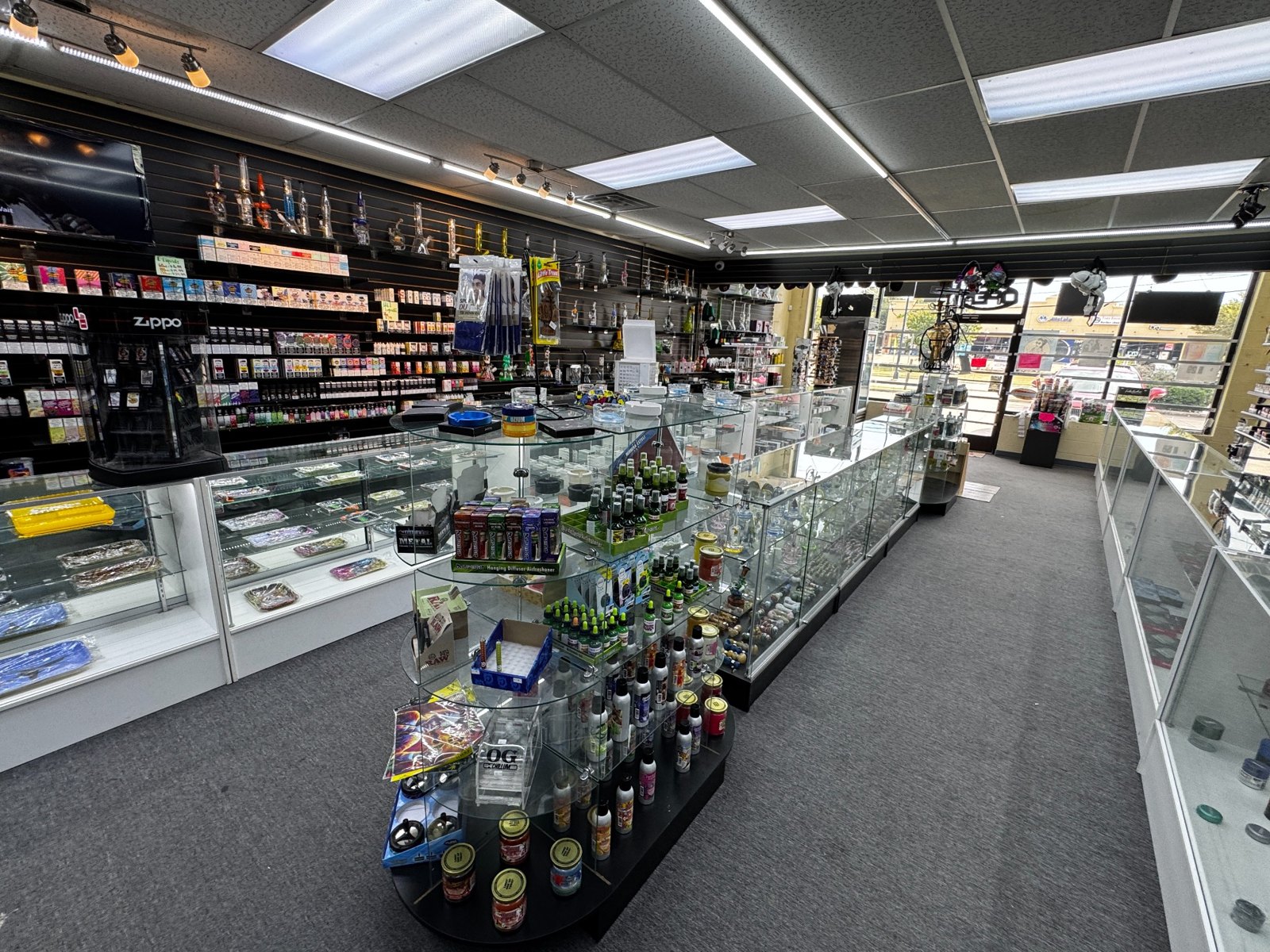 Inside 4D Smoke & Vape on South Collins Street in Arlington